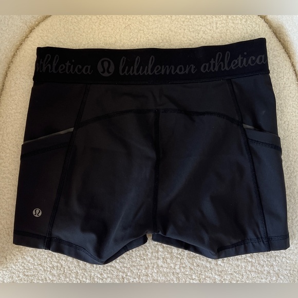 Lululemon black shorts with side pockets size 6 - Picture 2 of 3